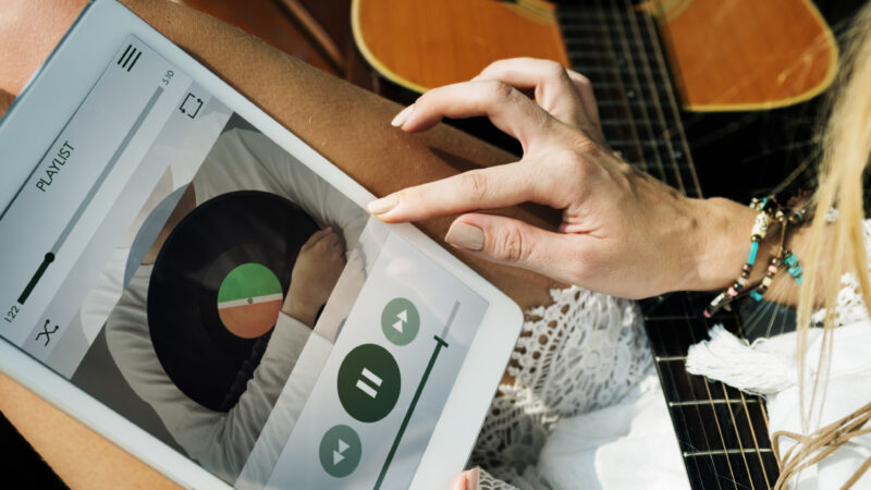 Melhores aplicativos para ouvir músicas dos anos 80 no celular